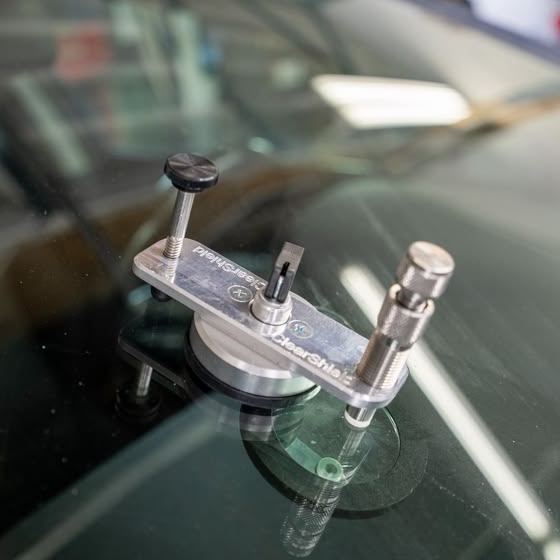 The repair bridge fixed on a windscreen over a chip