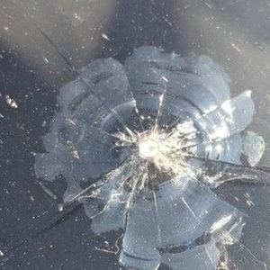Combination break in a windscreen